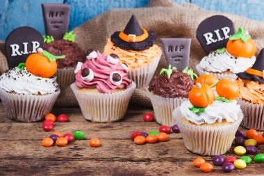 Renkli sakız süslemeleri ile Halloween cupcakes