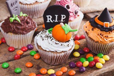 Renkli sakız süslemeleri ile Halloween cupcakes