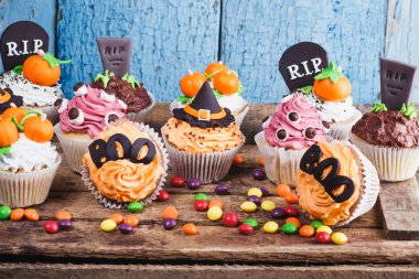 Renkli sakız süslemeleri ile Halloween cupcakes