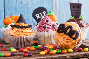 Renkli sakız süslemeleri ile Halloween cupcakes