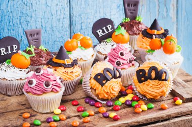 Renkli sakız süslemeleri ile Halloween cupcakes