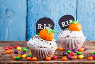 Renkli sakız süslemeleri ile Halloween cupcakes