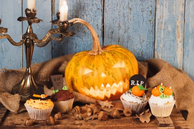 Cadılar Bayramı Balkabağı ve renkli süslemeleri ile cupcakes