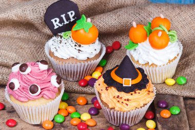 Renkli sakız süslemeleri ile Halloween cupcakes