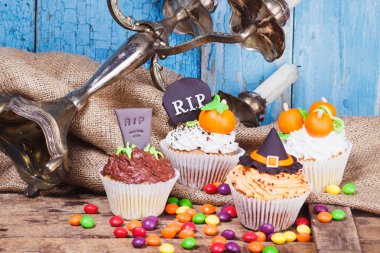 Renkli süslemeleri ile Halloween cupcakes