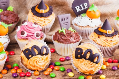 Renkli sakız süslemeleri ile Halloween cupcakes