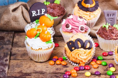 Renkli sakız süslemeleri ile Halloween cupcakes