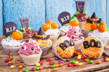 Renkli sakız süslemeleri ile Halloween cupcakes