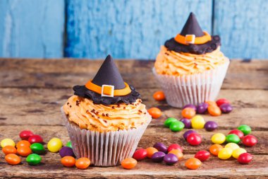 Renkli sakız süslemeleri ile Halloween cupcakes