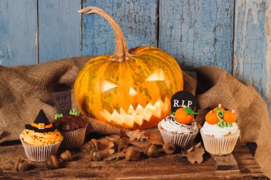 Cadılar Bayramı Balkabağı ve renkli süslemeleri ile cupcakes