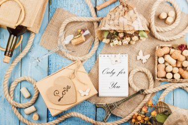 Kuru çiçekler, mevcut kutu ve farklı süslemeler