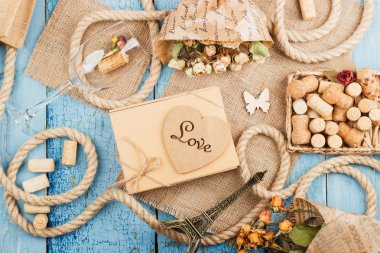 Kuru çiçekler, mevcut kutu ve farklı süslemeler