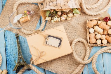 Kuru çiçekler, mevcut kutu ve farklı süslemeler