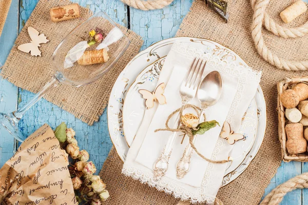 Sofra ve kuru çiçekler ile Gümüş eşyalar