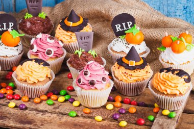 Renkli süslemeleri ile Halloween cupcakes