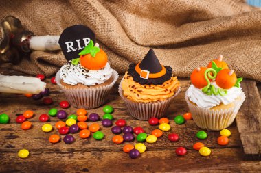 Renkli süslemeleri ile Halloween cupcakes