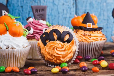 Renkli süslemeleri ile Halloween cupcakes