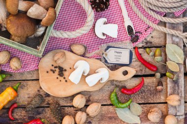 Adet beyaz mantar, biber ve baharat