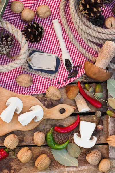 Stukken van witte champignons, paprika en kruiden — Stockfoto