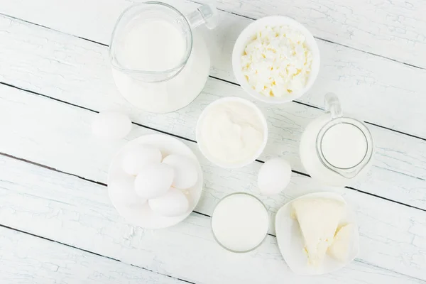 Diferentes Productos Lácteos Las Tablas Madera Blanca Fondo Borroso — Foto de Stock