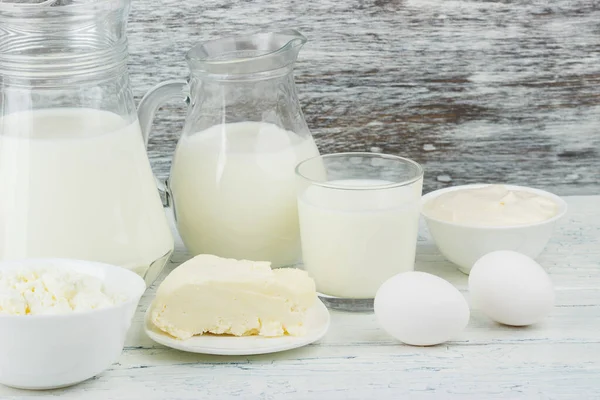 Verschillende Zuivelproducten Witte Houten Planken Wazige Ondergrond — Stockfoto