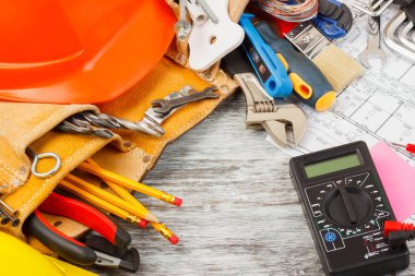 Ahşap arka planda farklı inşaat araçları