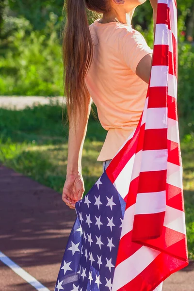 Ellerinde Amerika Birleşik Devletleri Bayrağı Olan Bir Kadın Açık Havada — Stok fotoğraf