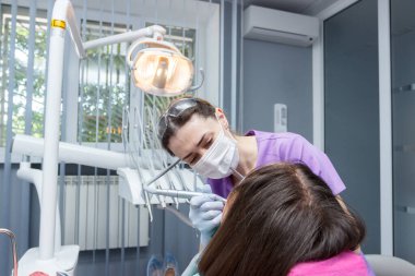 Muayene ağız boşluğu ya da tedavi dişleri, ziyaretçi diş muayenehanesi, yumuşak odaklı arka plan