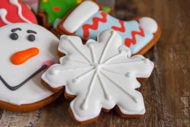 Şekerlemecilikten farklı dekorasyonlara sahip zencefilli ekmek, bulanık arkaplan