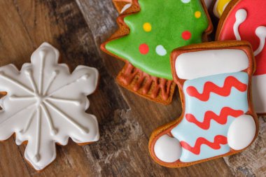 Şekerlemecilikten farklı dekorasyonlara sahip zencefilli ekmek, bulanık arkaplan