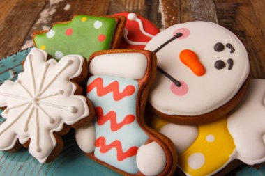 Şekerlemecilikten farklı dekorasyonlara sahip zencefilli ekmek, bulanık arkaplan