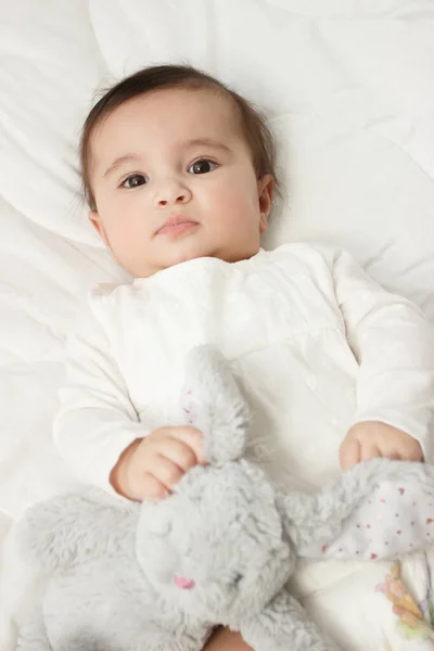 Pouco Bonito Bebê Menina Cobertor Com Brinquedo Coelho Fundo Foco — Fotografia de Stock