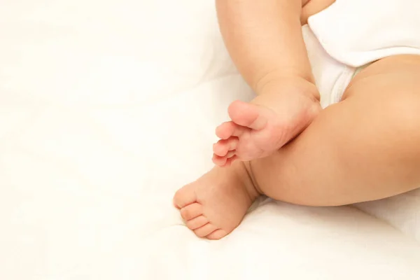 Beyaz Battaniyenin Üzerinde Bebek Bacakları Yatak Odası Yumuşak Odak Arka — Stok fotoğraf