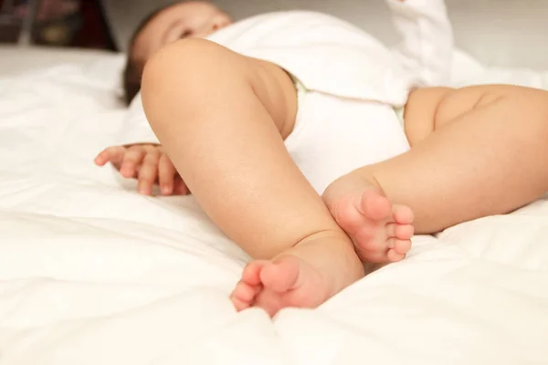 Legs Infant White Blanket Bedroom Soft Focus Background — Stock Photo, Image