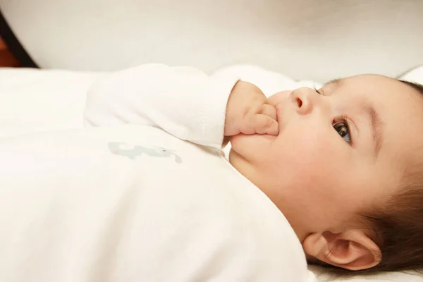毛布の上に小さなかわいい赤ちゃんの女の子 トップビュー — ストック写真