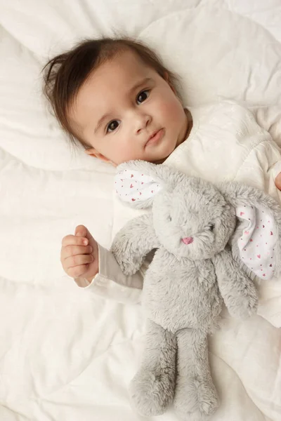 Pequeña Niña Linda Manta Con Juguete Conejo Fondo Enfoque Suave — Foto de Stock