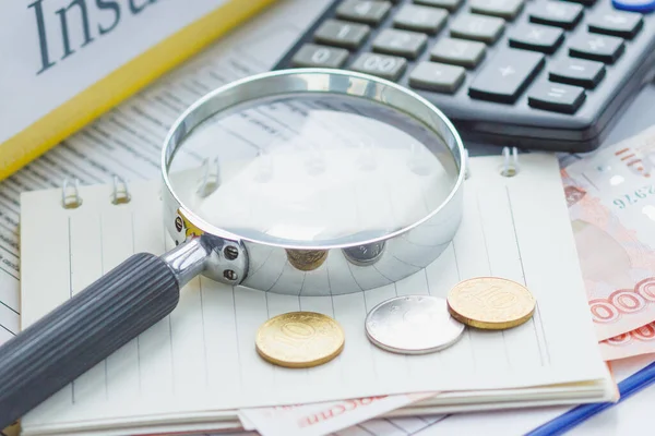 Sauberes Versicherungsformular Taschenrechner Lupe Und Geld Weicher Hintergrund — Stockfoto