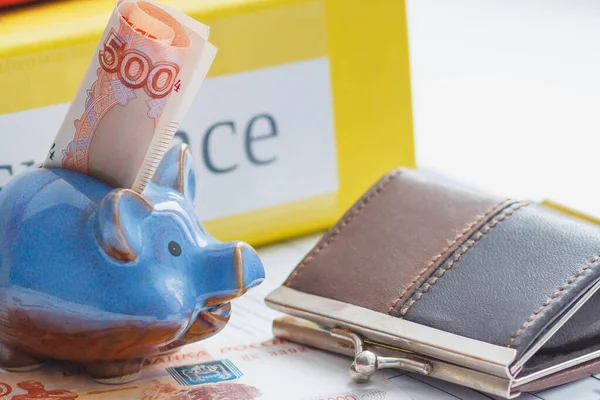 Sauberes Versicherungsformular Sparschwein Portemonnaie Und Geld Weicher Hintergrund — Stockfoto