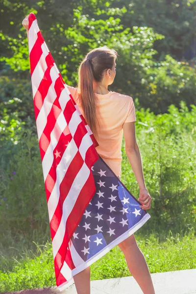 Donna Con Una Bandiera Degli Stati Uniti America Nelle Mani — Foto Stock