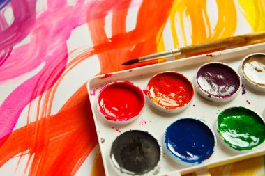 Renkli dalgalanmamış çizgilerin arkaplanı suluboya resimlerden yapılmış desenler, üst görünüm