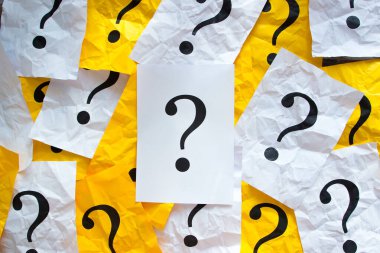 Renkli kağıtlarda, arkaplanda siyah soru işaretleri