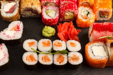 Japon yemeği: Somon balığı ve somon balıklı rulo, en iyi manzara.