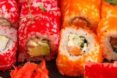 Japon yemeği: Somon balığı ve somon balıklı rulo, en iyi manzara.