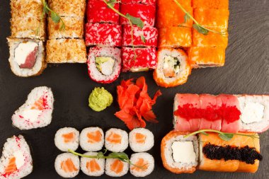 Japon yemeği: Somon balığı ve somon balıklı rulo, en iyi manzara.