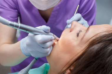 Muayene ağız boşluğu ya da tedavi dişleri, ziyaretçi diş muayenehanesi, yumuşak odaklı arka plan