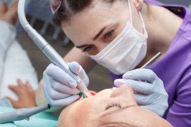 Muayene ağız boşluğu ya da tedavi dişleri, ziyaretçi diş muayenehanesi, yumuşak odaklı arka plan