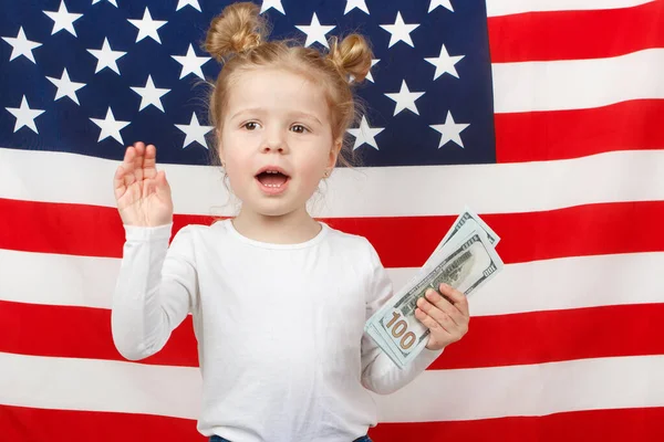Muchachita Hermosa Con Los Dólares Americanos Por Las Manos Bandera —  Fotos de Stock