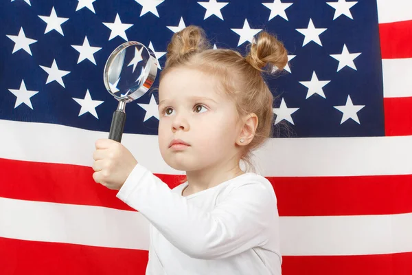 Niña Hermosa Con Una Lupa Mano Bandera América Fondo —  Fotos de Stock