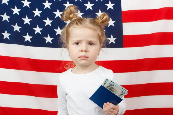 Niña Hermosa Con Dólares Americanos Las Manos Bandera América Fondo —  Fotos de Stock