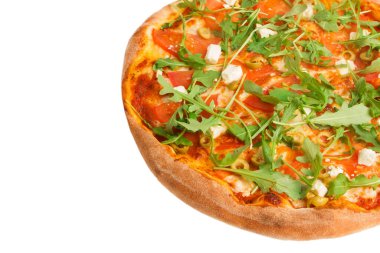 Peynirli, domatesli ve mantarlı fırında pizza.